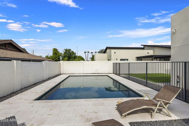 707 E OCOTILLO Road, Phoenix, AZ 85014