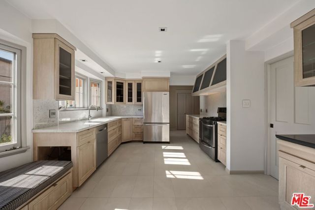 450 Smithwood Drive, Beverly Hills, CA 90212