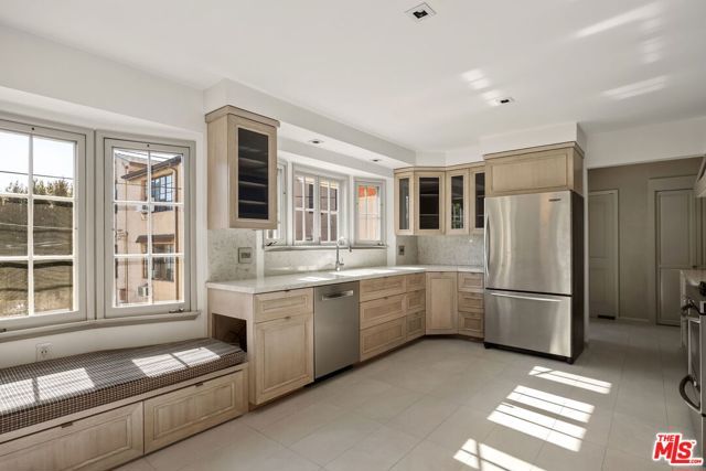 450 Smithwood Drive, Beverly Hills, CA 90212