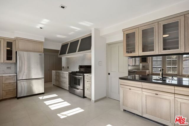 450 Smithwood Drive, Beverly Hills, CA 90212