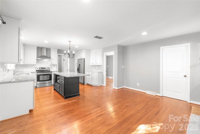 1612 Redcoat Drive, Charlotte, NC 28211
