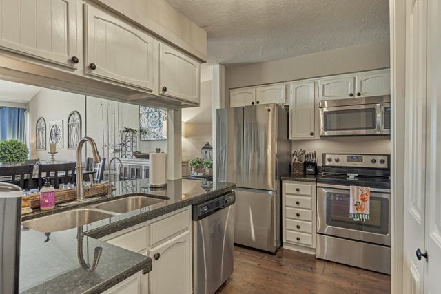 5 April Point Drive S, Montgomery, TX 77356