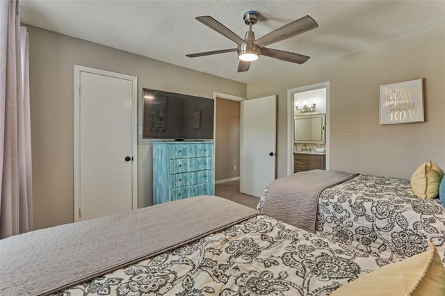 5 April Point Drive S, Montgomery, TX 77356