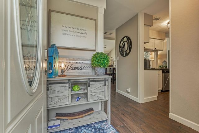 5 April Point Drive S, Montgomery, TX 77356