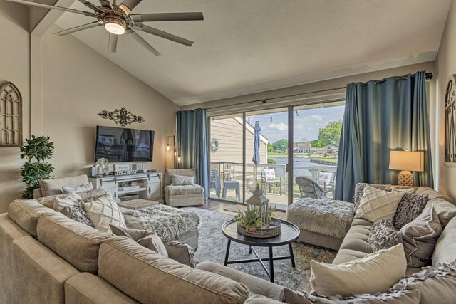 5 April Point Drive S, Montgomery, TX 77356