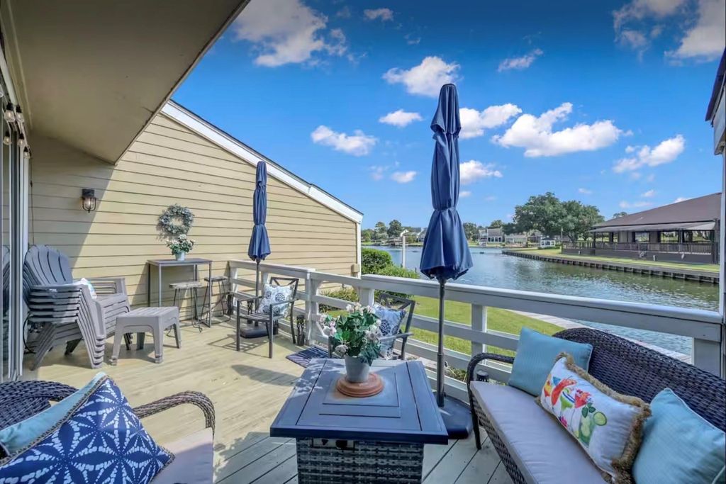 5 April Point Drive S, Montgomery, TX 77356