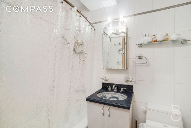 3347 14th St Apt 6C, New York City, NY 11106