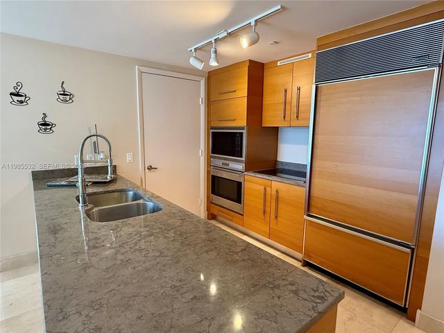 475 Brickell Ave 3913, Miami, FL 33131