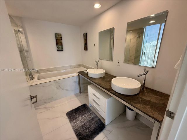 475 Brickell Ave 3913, Miami, FL 33131