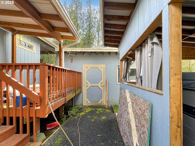 1215 CHAPMAN Rd, Castle Rock, WA 98611