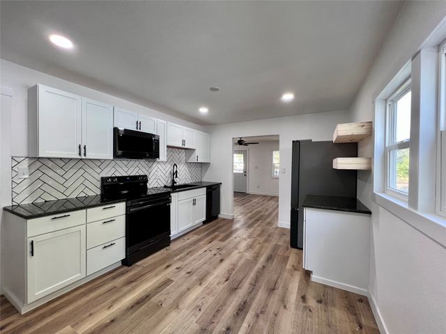 1402 E Marion Street, Knoxville, IA 50138