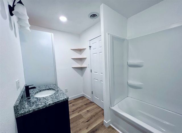 1402 E Marion Street, Knoxville, IA 50138