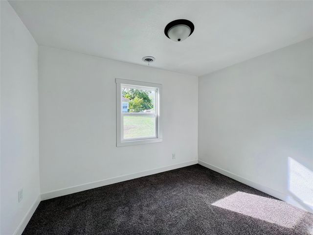 1402 E Marion Street, Knoxville, IA 50138