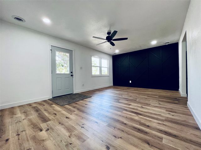 1402 E Marion Street, Knoxville, IA 50138