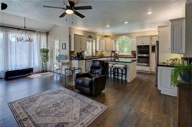 411 NE BITTER CREEK Road, Lee's Summit, MO 64086