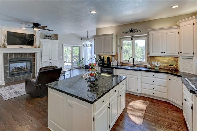 411 NE BITTER CREEK Road, Lee's Summit, MO 64086