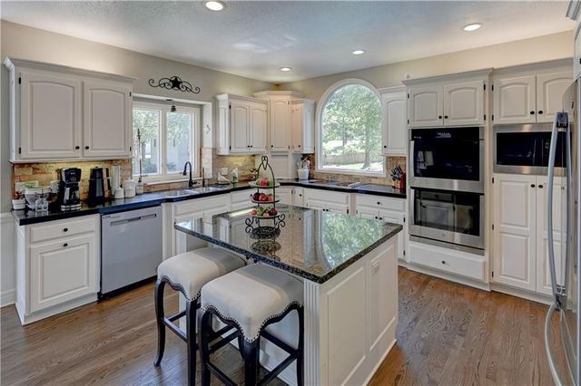 411 NE BITTER CREEK Road, Lee's Summit, MO 64086
