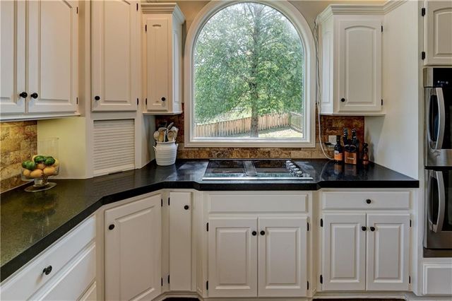 411 NE BITTER CREEK Road, Lee's Summit, MO 64086