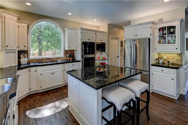 411 NE BITTER CREEK Road, Lee's Summit, MO 64086