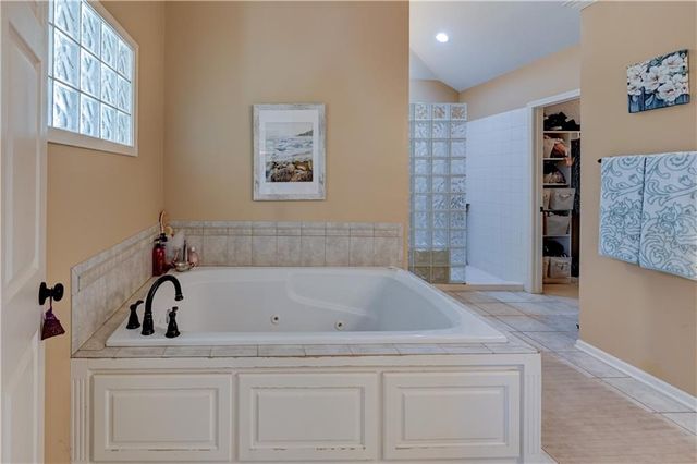 411 NE BITTER CREEK Road, Lee's Summit, MO 64086