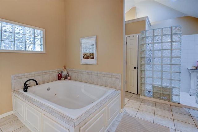 411 NE BITTER CREEK Road, Lee's Summit, MO 64086