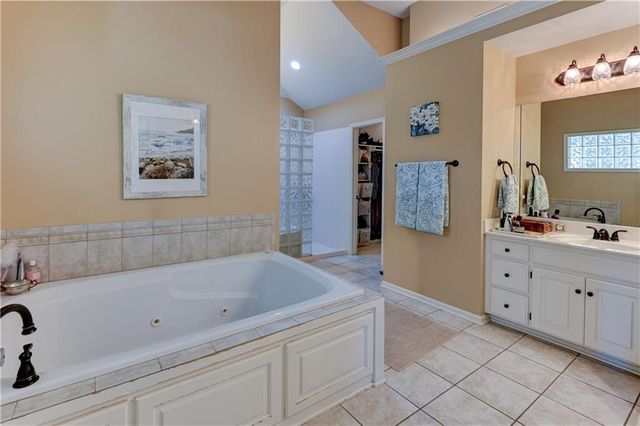 411 NE BITTER CREEK Road, Lee's Summit, MO 64086