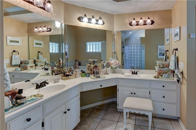 411 NE BITTER CREEK Road, Lee's Summit, MO 64086