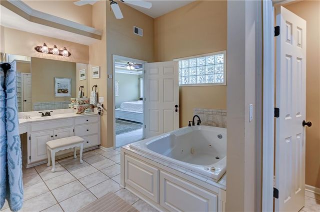 411 NE BITTER CREEK Road, Lee's Summit, MO 64086