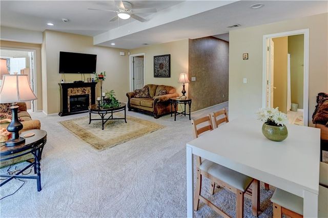 411 NE BITTER CREEK Road, Lee's Summit, MO 64086