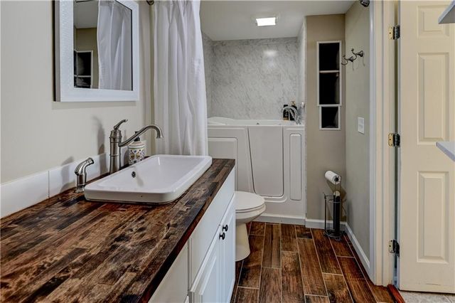 411 NE BITTER CREEK Road, Lee's Summit, MO 64086