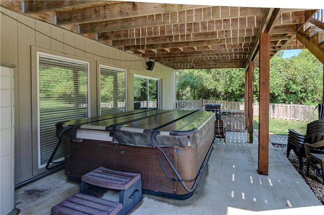 411 NE BITTER CREEK Road, Lee's Summit, MO 64086