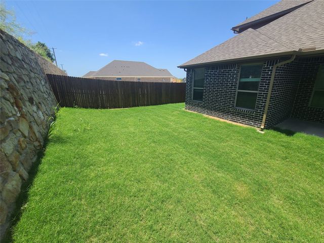 525 Hillcrest Circle, Justin, TX 76247