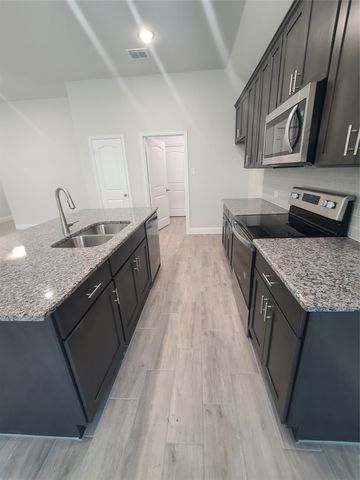 525 Hillcrest Circle, Justin, TX 76247