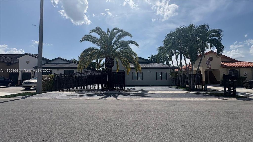 Image 4 of property listing at 3844 SW 149th Pl, Miami, FL 33185