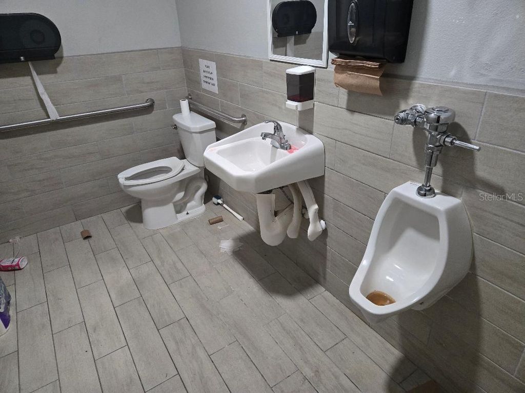 Image 12 of property listing at 10517 RIVERVIEW DRIVE, Riverview, FL 33578