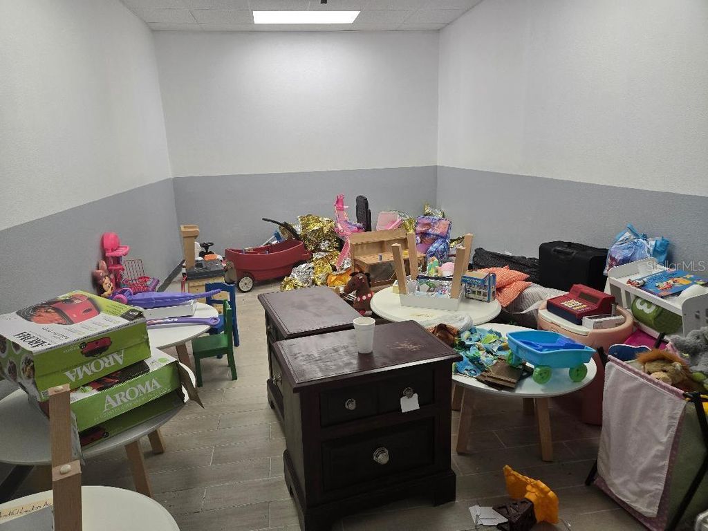 Image 13 of property listing at 10517 RIVERVIEW DRIVE, Riverview, FL 33578