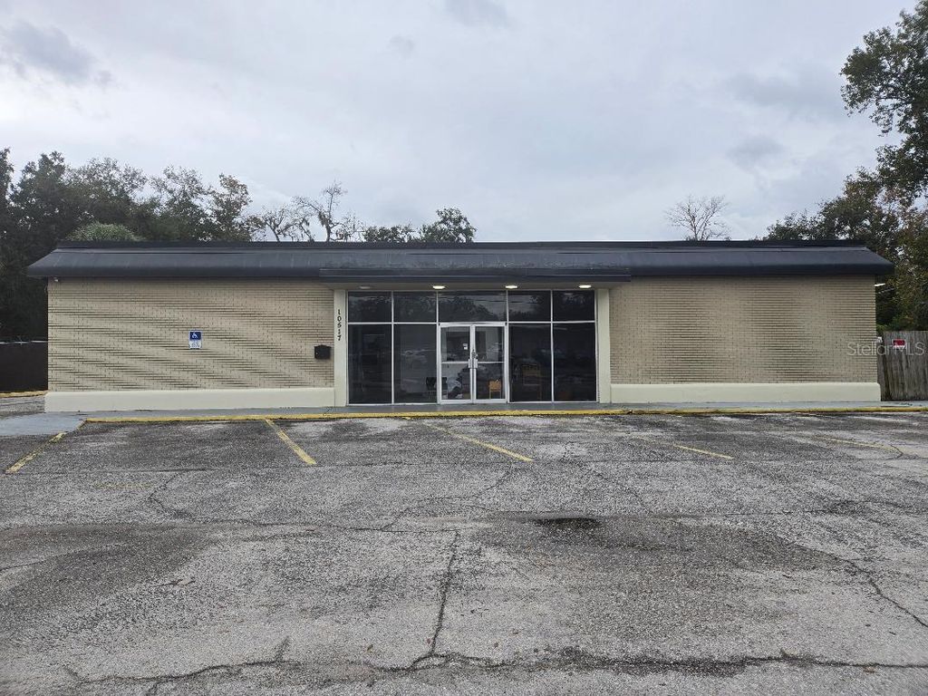 Image 3 of property listing at 10517 RIVERVIEW DRIVE, Riverview, FL 33578