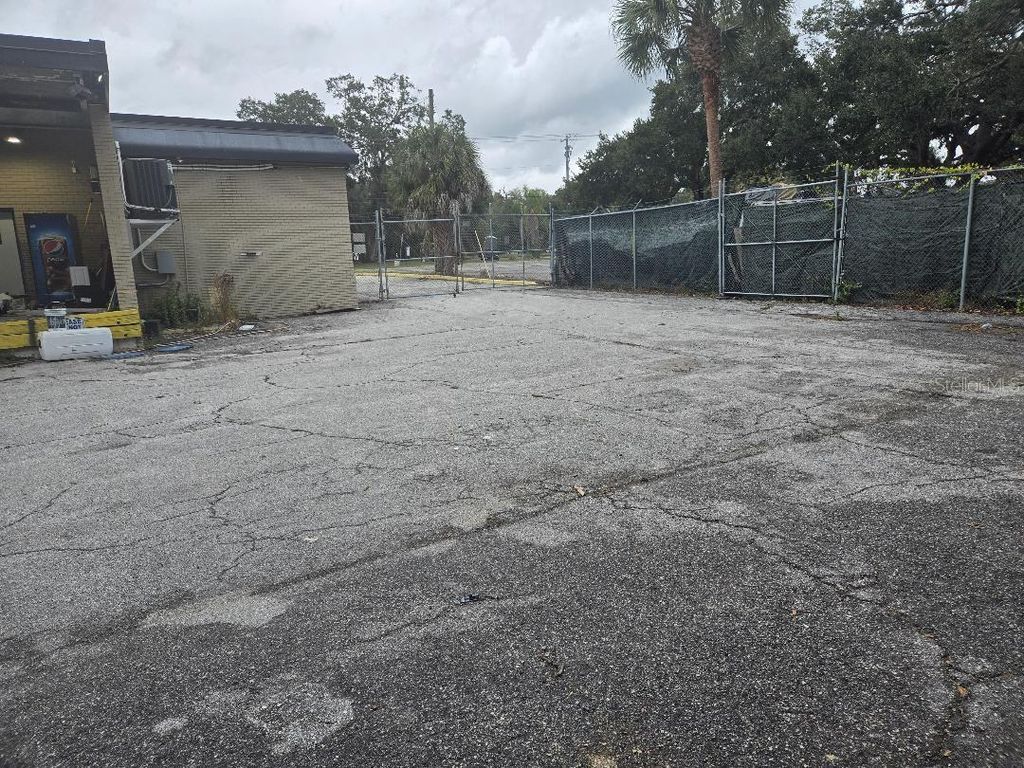 Image 4 of property listing at 10517 RIVERVIEW DRIVE, Riverview, FL 33578