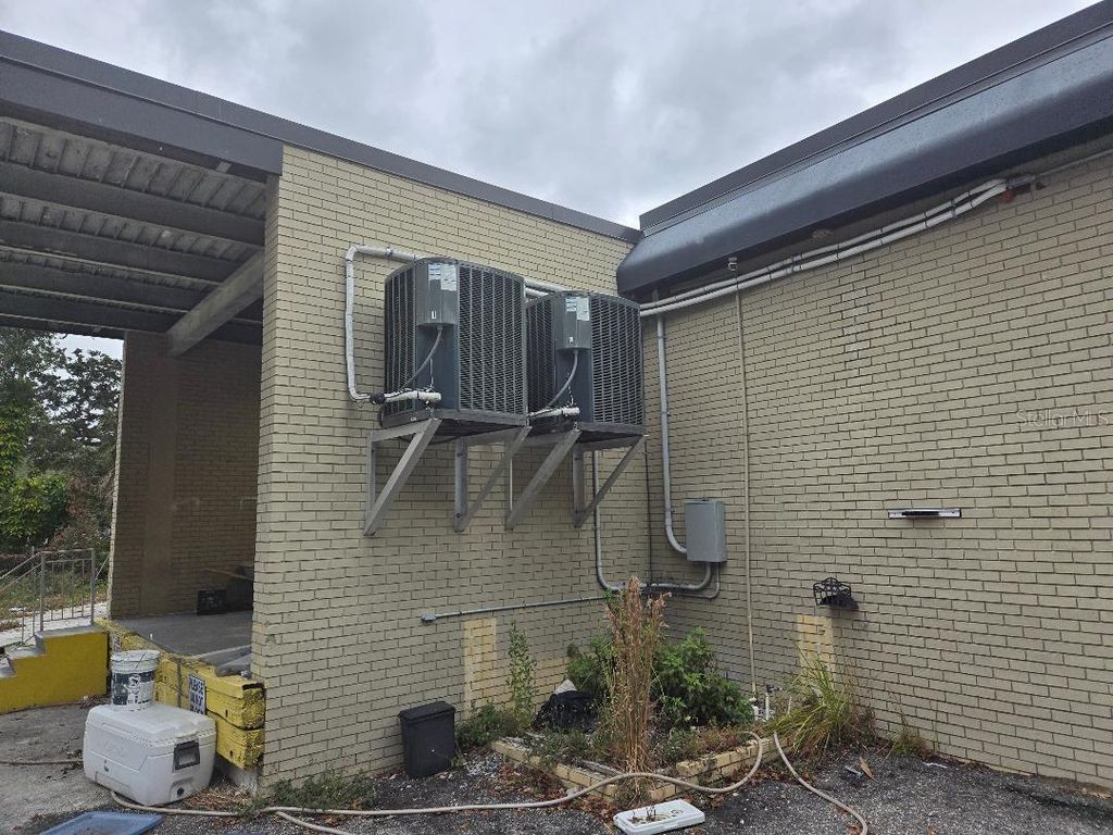 Image 6 of property listing at 10517 RIVERVIEW DRIVE, Riverview, FL 33578