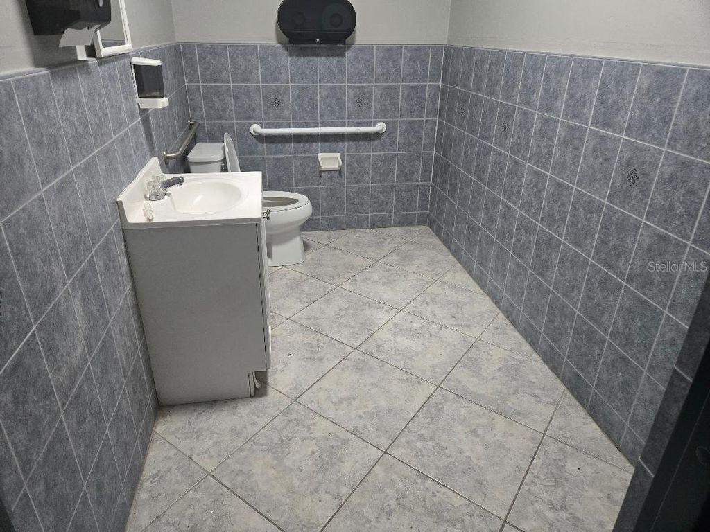 Image 7 of property listing at 10517 RIVERVIEW DRIVE, Riverview, FL 33578