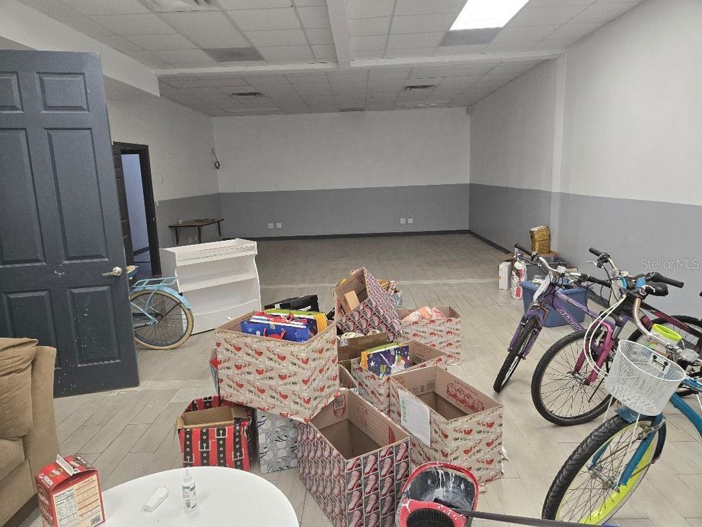 Image 8 of property listing at 10517 RIVERVIEW DRIVE, Riverview, FL 33578