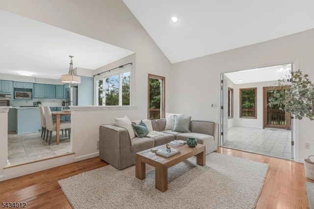 8 Deerwood Trl, Warren Twp., NJ 07059