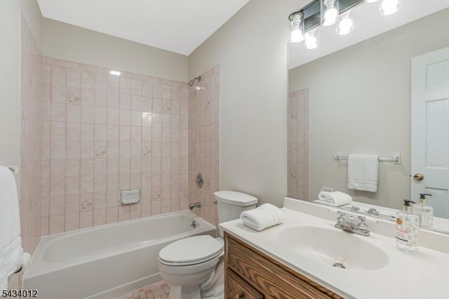 8 Deerwood Trl, Warren Twp., NJ 07059