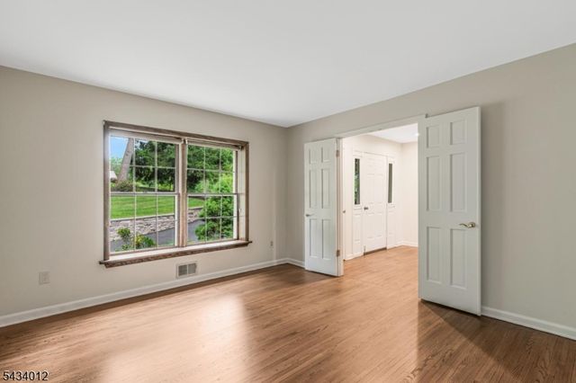 8 Deerwood Trl, Warren Twp., NJ 07059