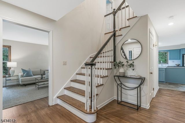 8 Deerwood Trl, Warren Twp., NJ 07059