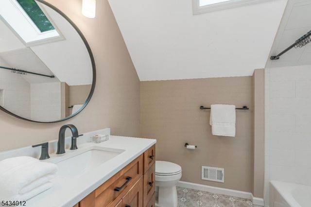 8 Deerwood Trl, Warren Twp., NJ 07059