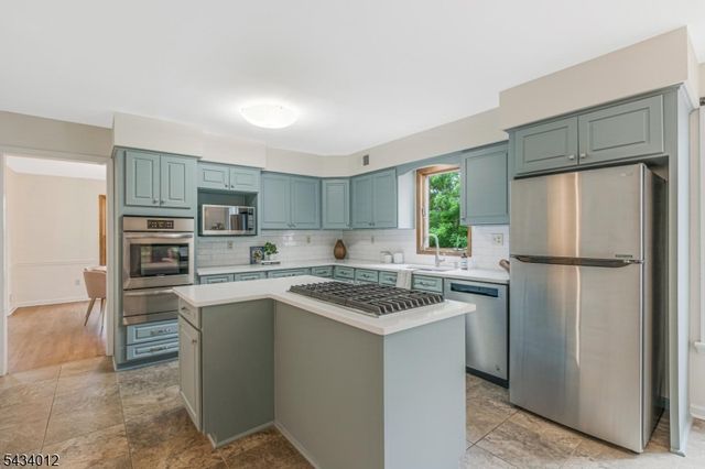 8 Deerwood Trl, Warren Twp., NJ 07059