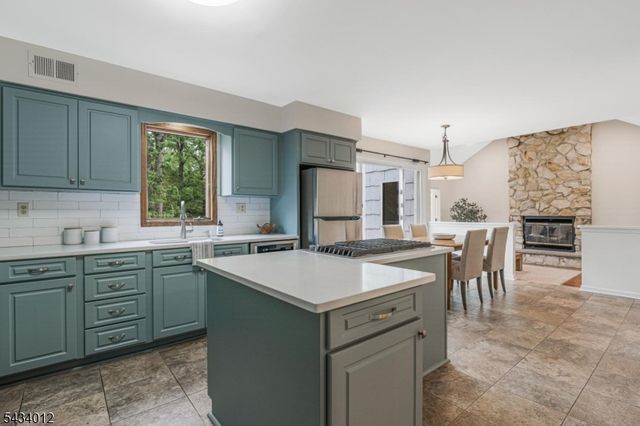 8 Deerwood Trl, Warren Twp., NJ 07059