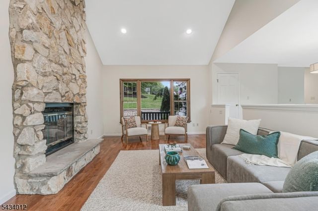 8 Deerwood Trl, Warren Twp., NJ 07059