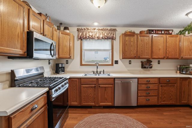 606 Timberlane Drive, Kendallville, IN 46755